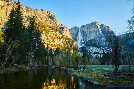 Yosemite河 通向惊人的山峰和上瀑布图片