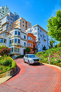 车辆驶向旧金山的伦巴德街 挨着收集多彩住宅的车图片