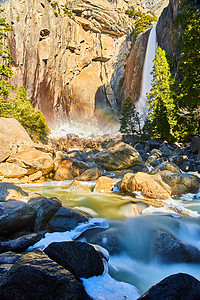 Yosemite 令人惊叹的低瀑落于初春 有彩虹和层层冰河图片