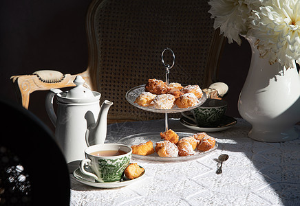 英国风格的茶叶休息 古老的静止生活 自制面包 花束羊角餐具古董英语杯子香气花朵糕点早餐包子图片