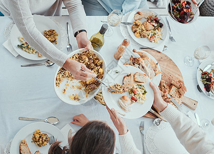 家庭在家里吃午饭 家里的餐桌上吃饭 这才是最重要的问题图片