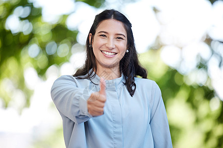 我祝愿你成功的机会 一位年轻女商务人士的肖像 在城里露出拇指来 我祝您成功图片