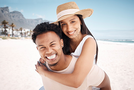 一对年轻情侣一起在海滩玩得开心的情侣图片