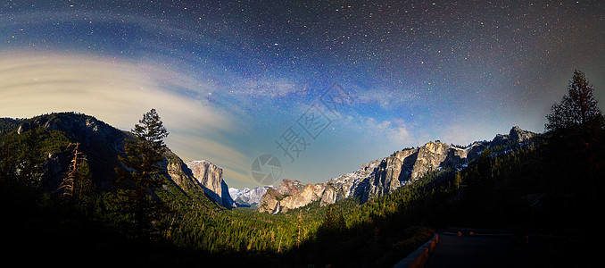 日出前的Yosemite 流着乳奶路和山谷上空的云彩图片