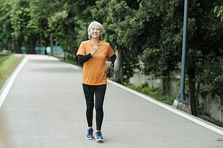 在公园户外跑步的高级女运动员阿史提克亚历山大体育锻炼生活方式有氧运动活动锻炼训练慢跑者女士福利短跑图片