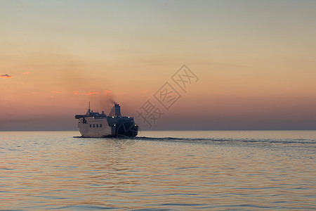 渡轮离开港口血管海洋旅行天际航海日落晴天运输风景地平线图片