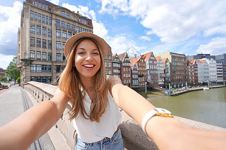 在德国汉堡拍摄自我肖像的旅游女游客图片
