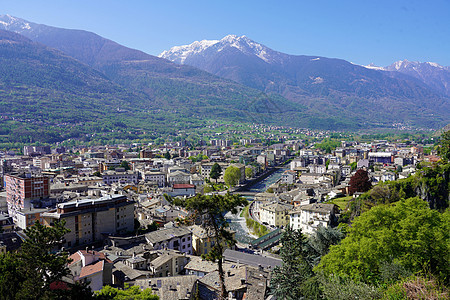意大利伦巴迪Valtellina山谷Sondrio镇的航空全景图片
