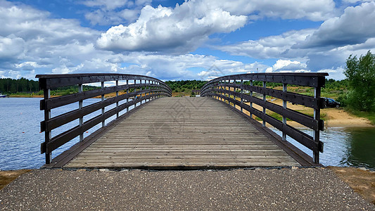 湖边公园的木环桥图片