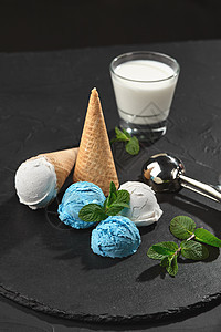 近距离拍摄的奶油和蓝莓冰淇淋 在黑底黑底盘上涂鸦玻璃味道石头食物锥体圣代薄荷小吃奶制品图片