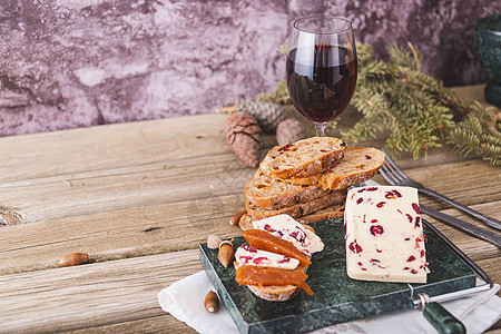 温斯利代尔奶酪特辑 配有红莓和葡萄酒桌子早餐玻璃熟食午餐奶制品水果生活味道奶油图片