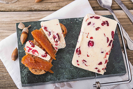 温斯利代尔奶酪特辑 配有红莓和葡萄酒拼盘桌子大理石坚果奶制品味道玻璃生活食物早餐图片