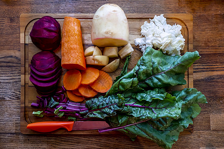 含有在白色背景上制备美味的Borscht的成分的棋盘乡村土豆蔬菜午餐食物厨房木板饮食美食花园图片