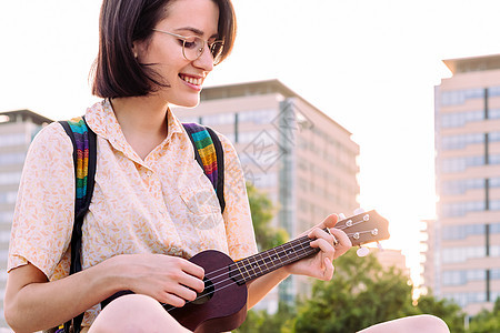 一位微笑着的年轻女子在玩乌鲁勒图片