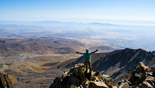 高山上举起双手的观光客山脉兴趣山顶高地探索背包高度瘢痕祸害踪迹图片