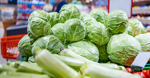 杂货市场上的蔬菜红色柜台摊位杂货店绿色销售食物农民黄瓜生产图片