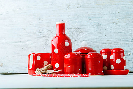 家居厨房装饰师 Polca点制品炊具红色架子白色陶瓷木头厨具贮存杯子图片