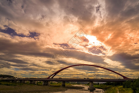 玉玉桥和黄昏的天空水面美景晴天大桥太阳清流日落图片
