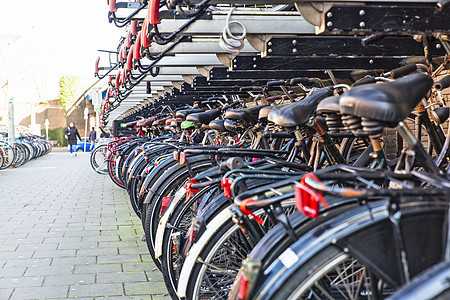 停在路边的阿姆斯特丹和自行车图片