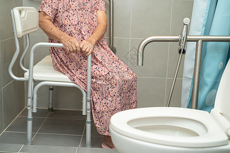 亚洲老年或老年老妇人病人在护理医院病房使用厕所浴室手柄安全 健康强大的医疗理念洗手间浴缸照片老年人栏杆洗澡医院减值合金扶手图片