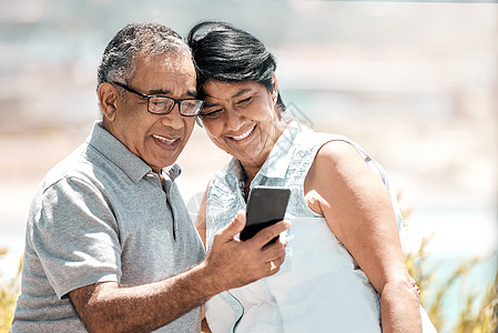 与远方保持联络 一个使用自然电话的年长夫妇背景图片