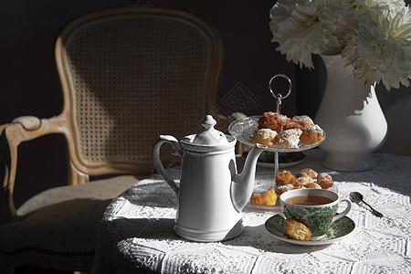 英国风格的茶叶休息 古老的静止生活 自制面包 花束花朵英语早餐美食古董乡村包子糕点甜点仪式图片
