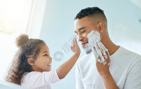 一个小女孩和她父亲 在家里的浴室里拿着剃须霜到处乱晃呢 这让我来帮你们一把吧图片