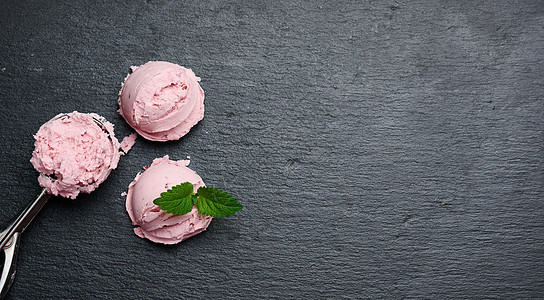 黑石板上的粉红冰淇淋球 顶层风景图片