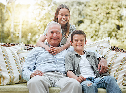 很难用语言表达它们对我的意义 一位老人和他的两个孙子坐在外面图片