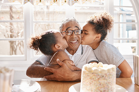 光阴似箭 两个孙女在家里的生日聚会上亲吻他们的爷爷图片