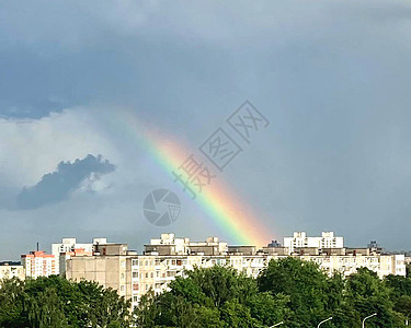 彩虹在城市上空图片