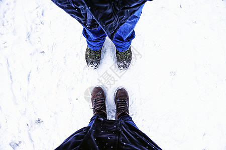 冬天的雪和雪靴漫步图片