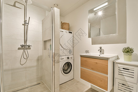 淋浴室附近的垃圾和洗衣机卫生间房子淋浴玻璃水平盒子镜子反射住宅建筑学图片