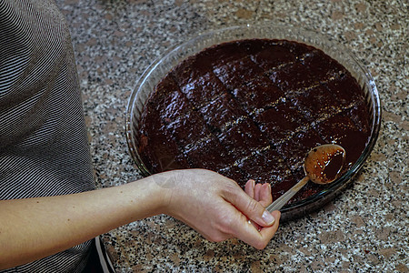 在家准备巧克力蛋糕 配有搅拌机胡须和烤炉加工馅饼菜肴花冠奶油混合器厨房烘烤厨师烹饪面粉图片