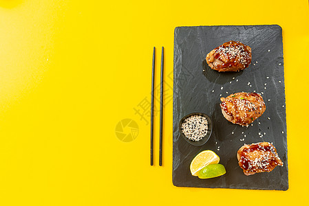 照烧鸡肉是一种传统的日本油炸方法 使用日本料理中常见的甜酱 照烧鸡肉是一道经典的亚洲菜 顶部视图和文本的空白空间筷子家禽辣椒盘子图片