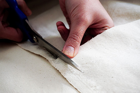 妇女在家里测量和切割织布 近视剪子衣服材料配件工具刀刃工艺金属黑色缝纫图片