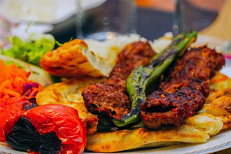 土耳其的与开胃菜特写牛肉盘子食物午餐胡椒文化炙烤面包洋葱美食图片