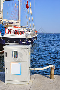 码头的游艇辅助设备图片