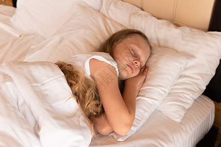 睡着的年轻漂亮的手机女孩移动床毛毯卧室 让放松 从人们身上和平静吸引人 舒适的灯光图片