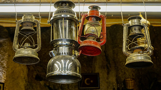 手绘灯笼旧煤油灯挂在墙上背景
