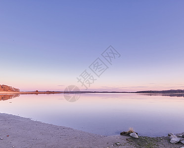 夏季 在天空中粉红色的夕阳映衬下 美丽的风景横幅可以看到海岸上的海洋 沿着海岸线在海边欣赏平静的海水和海滩的轻松复制空间景观图片