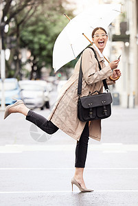 我们为大家准备了一些东西 一个年轻女商务人士的肖像 带着雨伞在城外待了一会儿图片