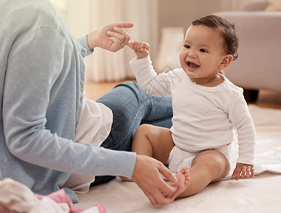 可爱的女婴在家和母亲一起玩耍 她很可爱 但她却无法形容她图片