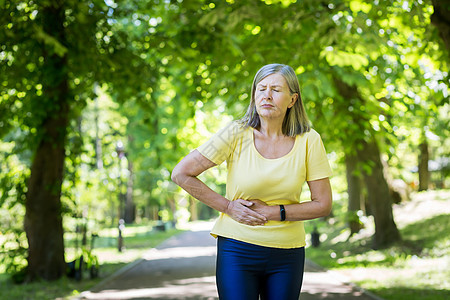 退休妇女逃跑时腹部有重度疼痛图片