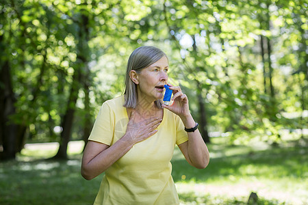 在夏季公园吸入器中呼吸哮喘的退休年长妇女攻击医学治疗药品痛苦过敏病人女士女性成人图片