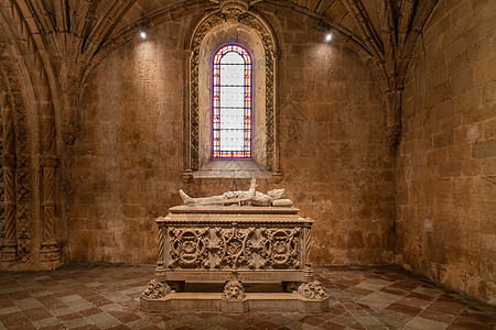 '站在著名的葡萄牙里斯本的画廊下面图片