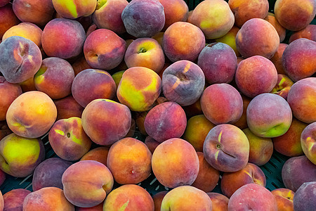 在超市的柜台里 一群成熟的桃子在柜台上图片