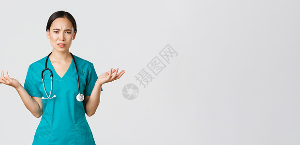 Covid19 保健工作者 大流行病概念 困惑和失望的身为护士 洗手术中的女医生在手侧道上散开 摇来晃去 无法理解 问为什么学校图片