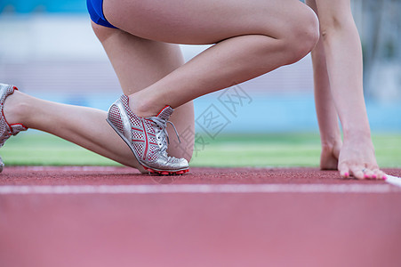 女腿紧紧 体育场的选手准备好比赛了身体慢跑活力力量运动短跑女孩行动赛跑者训练图片