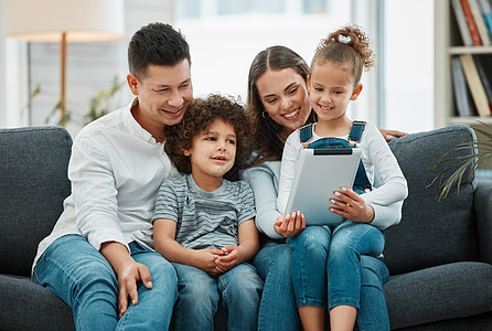 亲子时光是充满爱的时光 一个年轻的家庭在使用数字平板电脑时共度时光图片